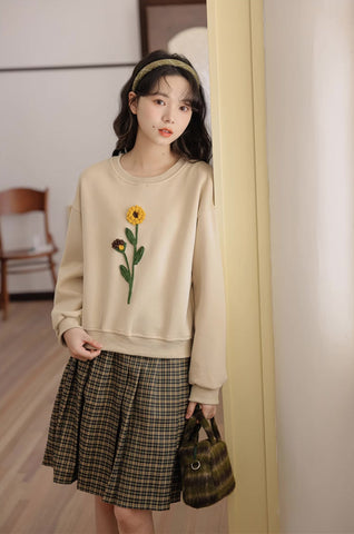 Sudadera con pompones y flores silvestres