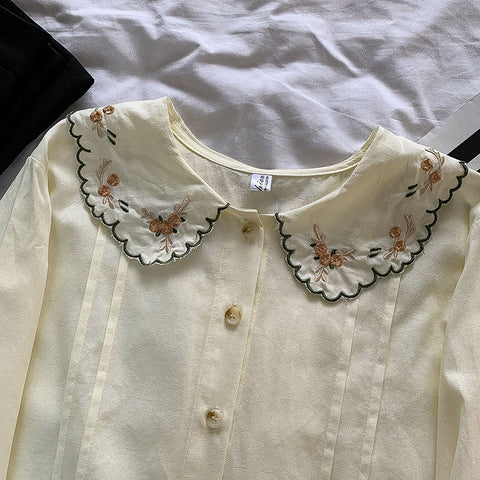 Bluse mit Jakobsmuschelkragen und Blumenstickerei