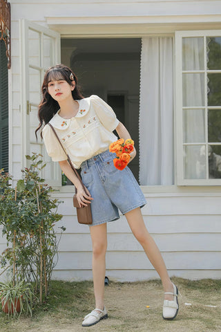 Blusa bordada con gerberas naranjas