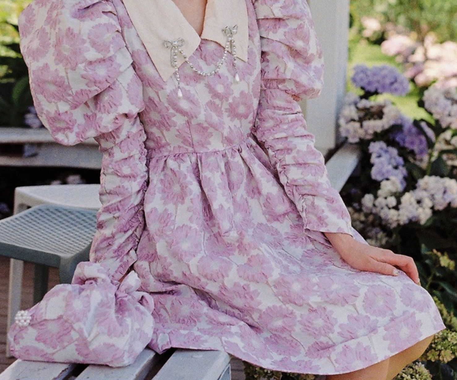 Vestido de jacquard con margaritas y mangas abullonadas