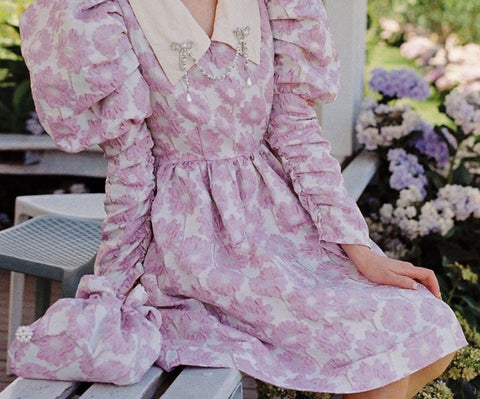 Vestido de jacquard con margaritas y mangas abullonadas