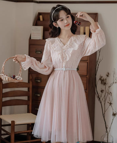 Midikleid aus Spitze und Tüll mit V-Ausschnitt