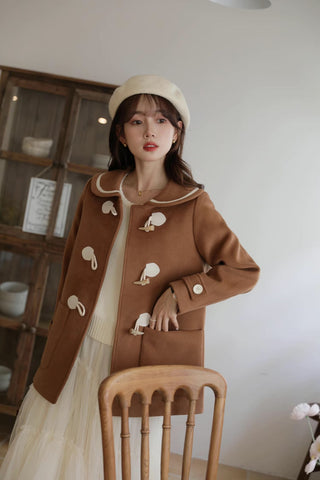 Abrigo tipo trenca con cuello Peter Pan y botones