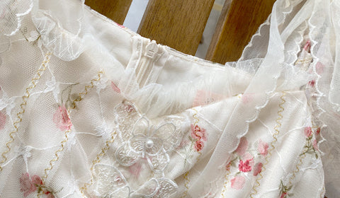Vestido mini con enagua de rosas delicadas