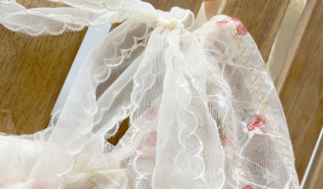 Vestido mini con enagua de rosas delicadas