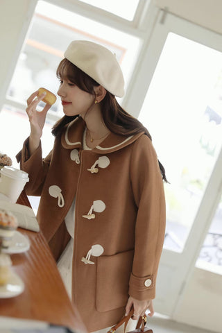 Abrigo tipo trenca con cuello Peter Pan y botones