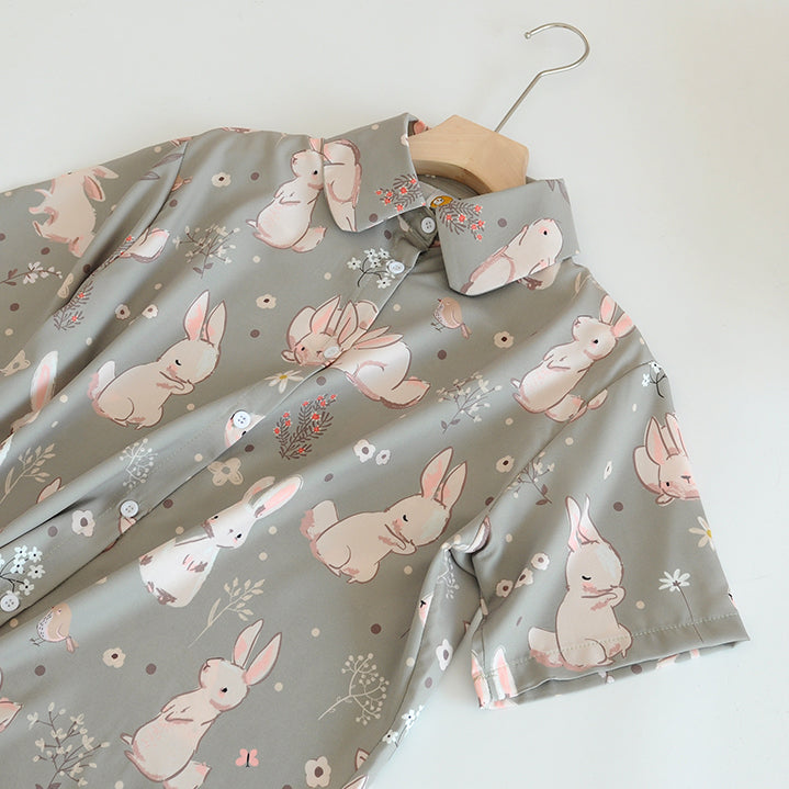 Camisa abotonada con conejito dulce