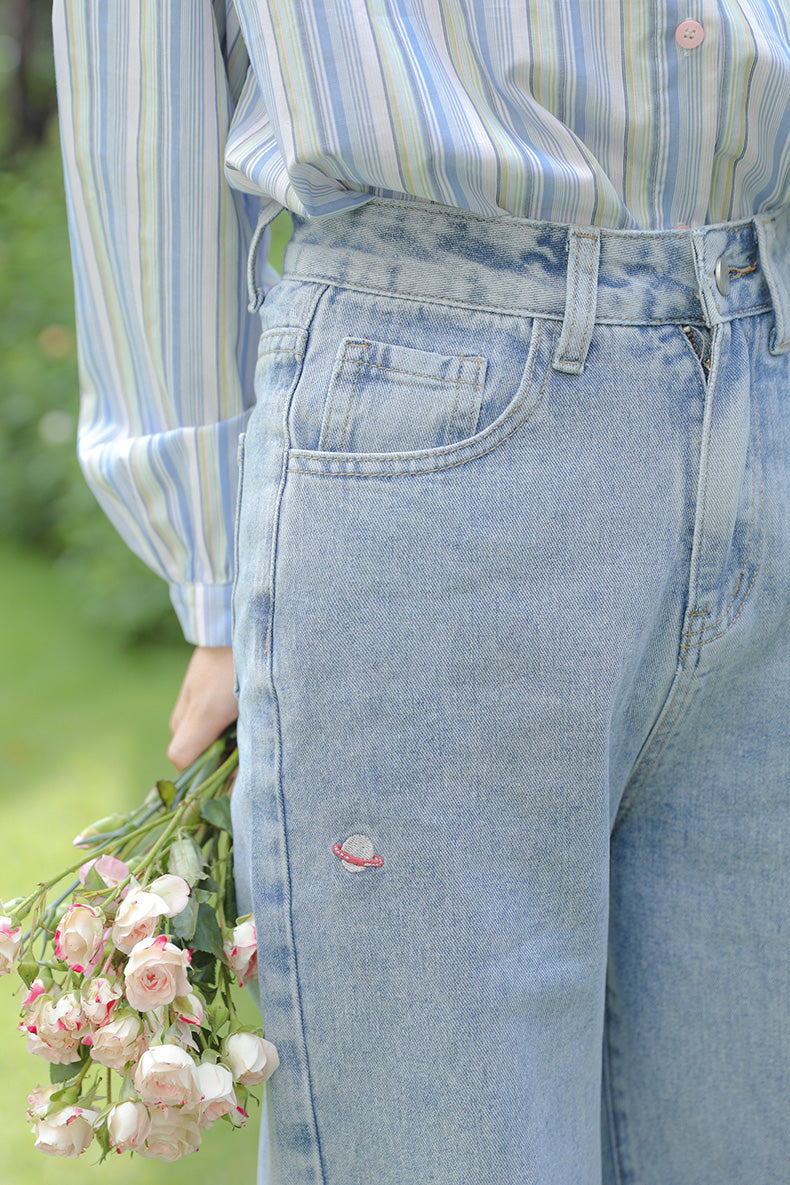 Jeans mit Saturn-Stickerei