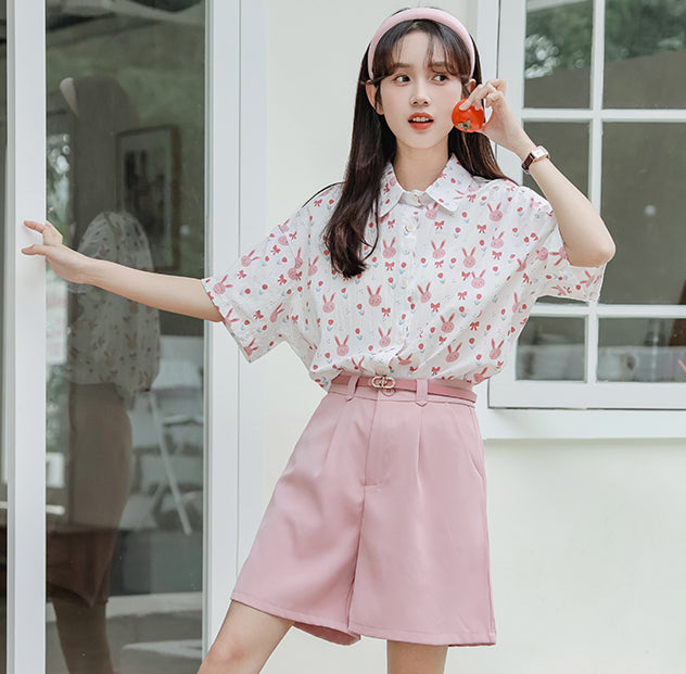 Camisa abotonada con conejito rosa