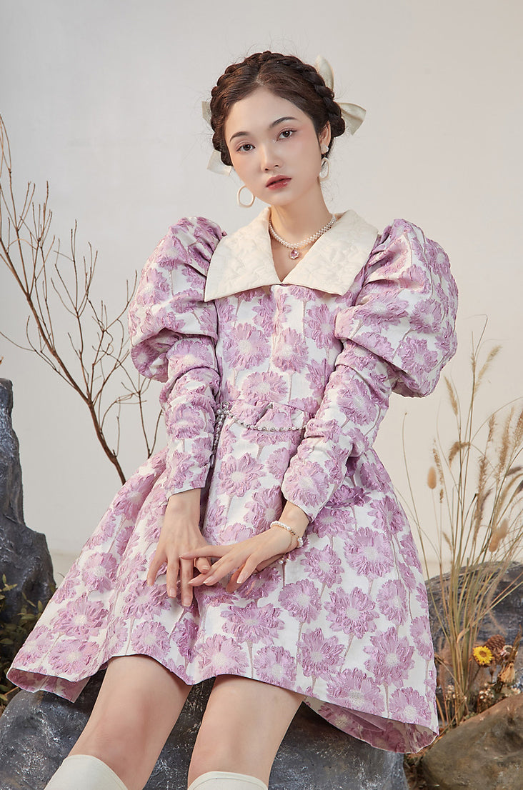 Vestido de jacquard con margaritas y mangas abullonadas