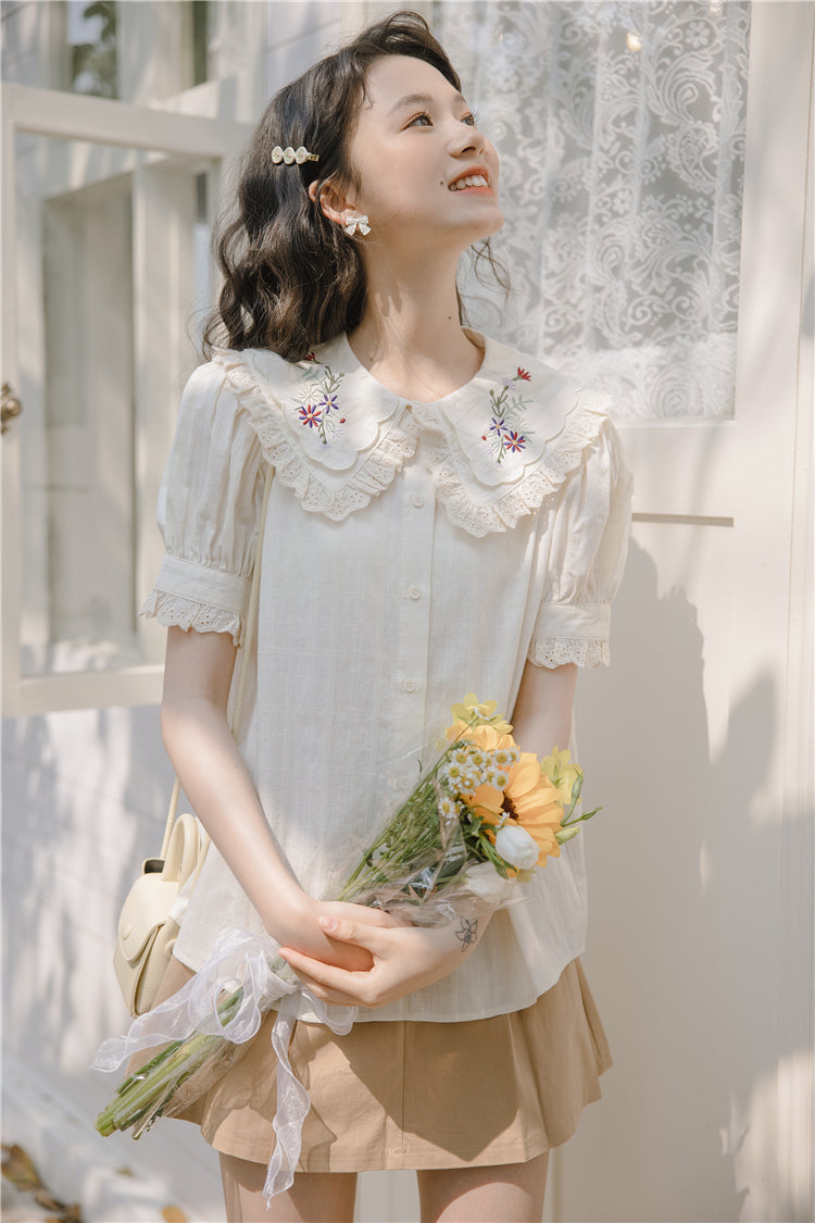 Blusa bordada con flores silvestres