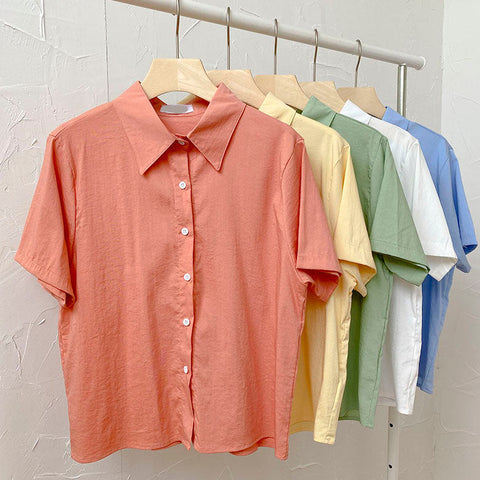 Camisa con botones de caramelo