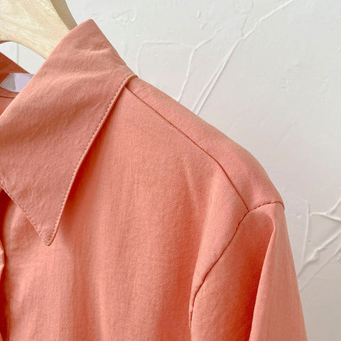Camisa con botones de caramelo