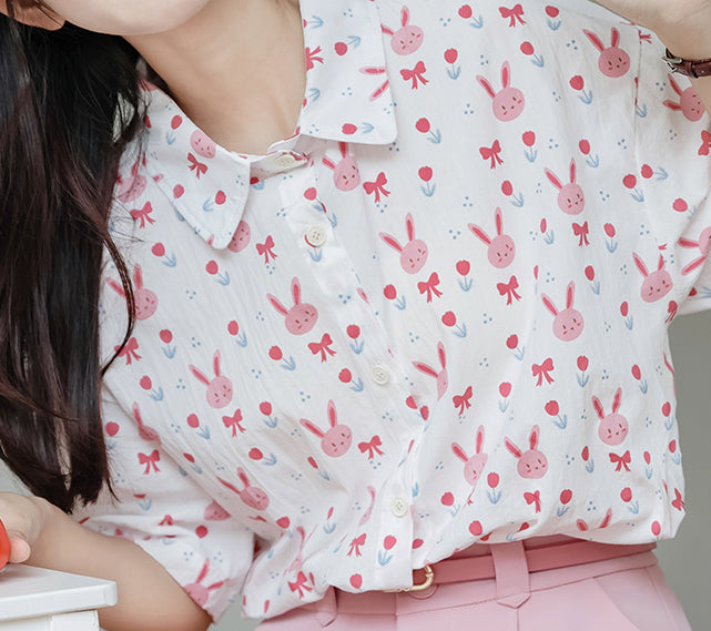 Camisa abotonada con conejito rosa