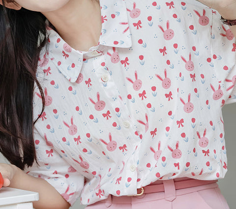 Camisa abotonada con conejito rosa