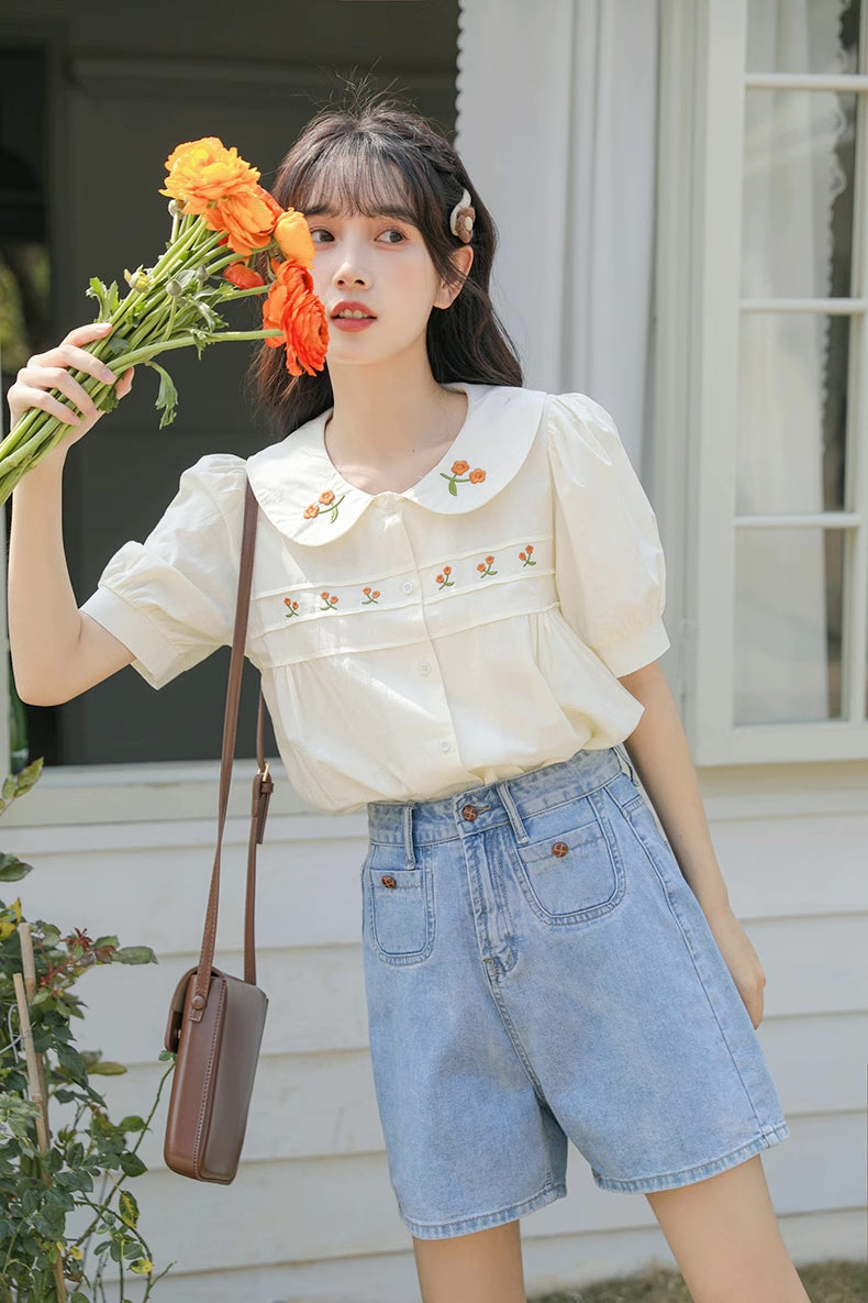 Blusa bordada con gerberas naranjas
