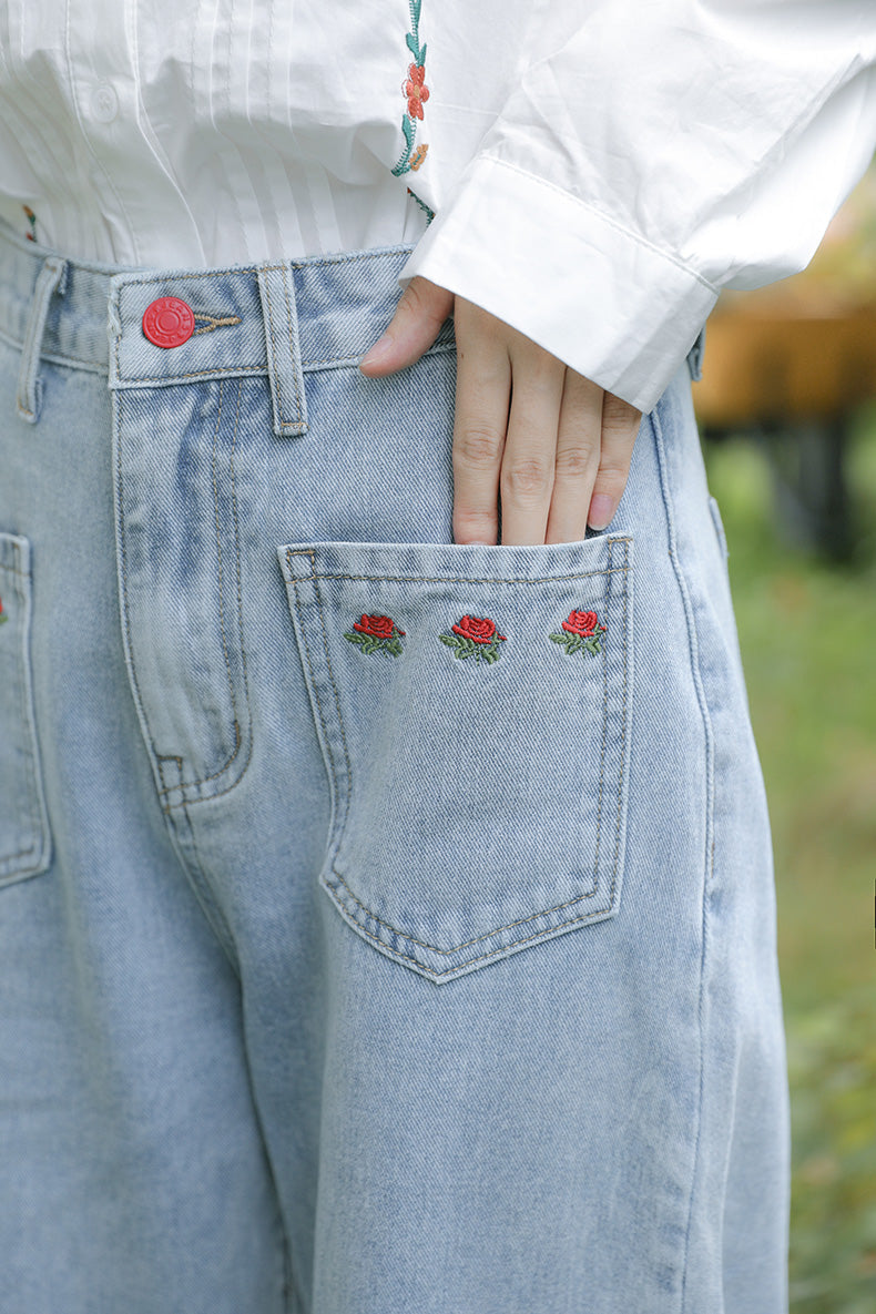 Vaqueros con bolsillo y rosas bordadas