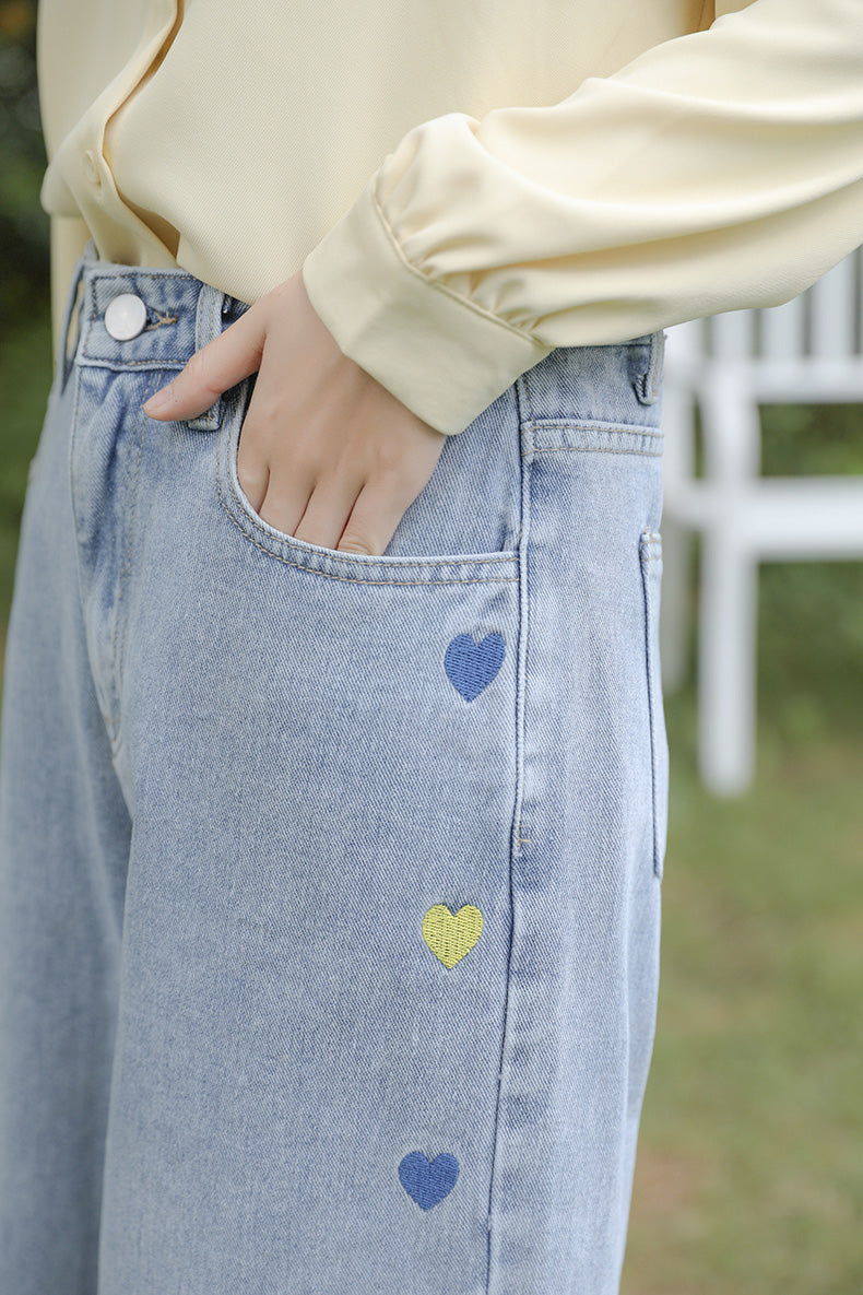 Jeans mit Retro-Herzenstickerei