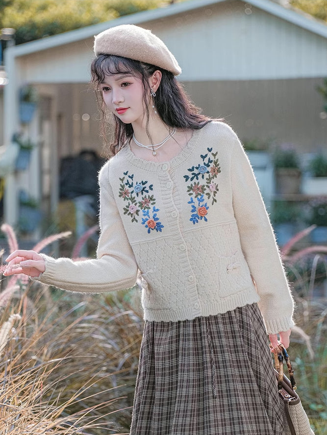 Omas herbstliche Strickjacke mit Blumenstickerei