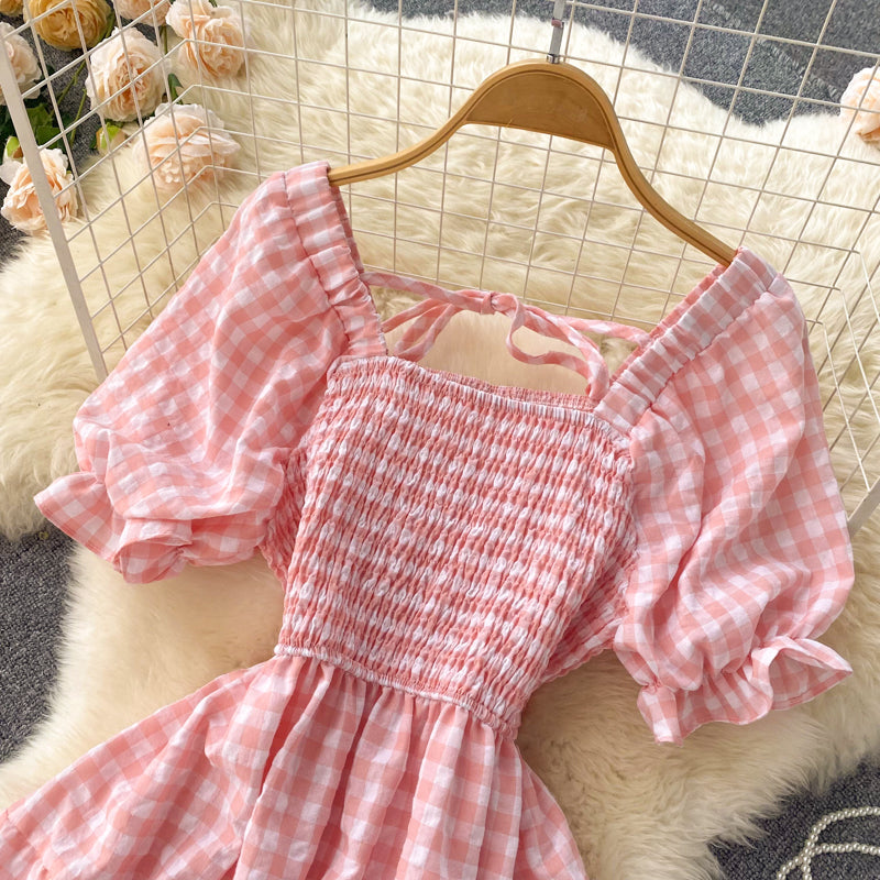 Vestido de cuadros vichy con mangas abullonadas y capas
