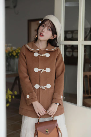 Abrigo tipo trenca con cuello Peter Pan y botones