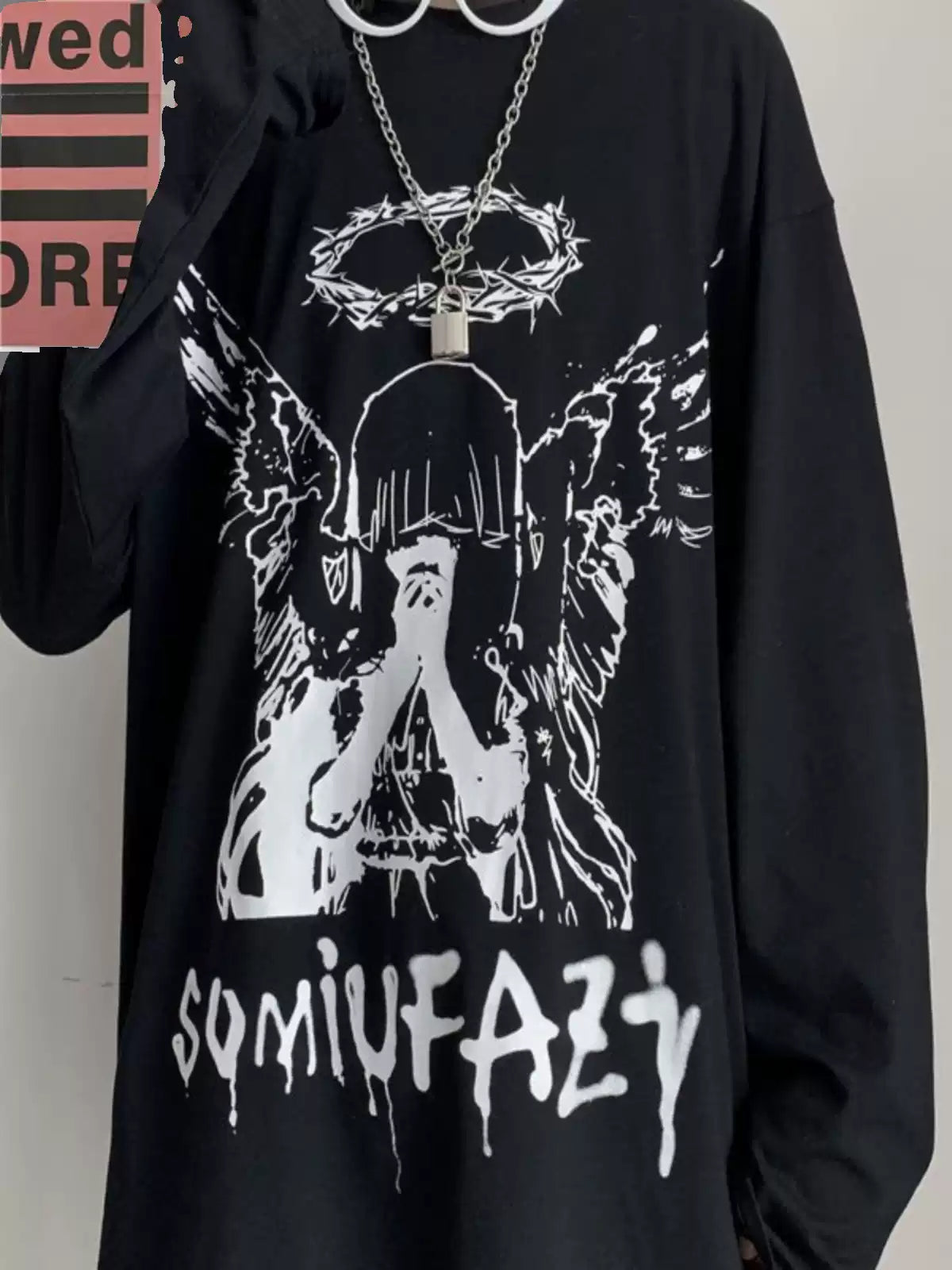 Camiseta gráfica negra de manga larga para hombre