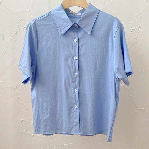 Camisa con botones de caramelo