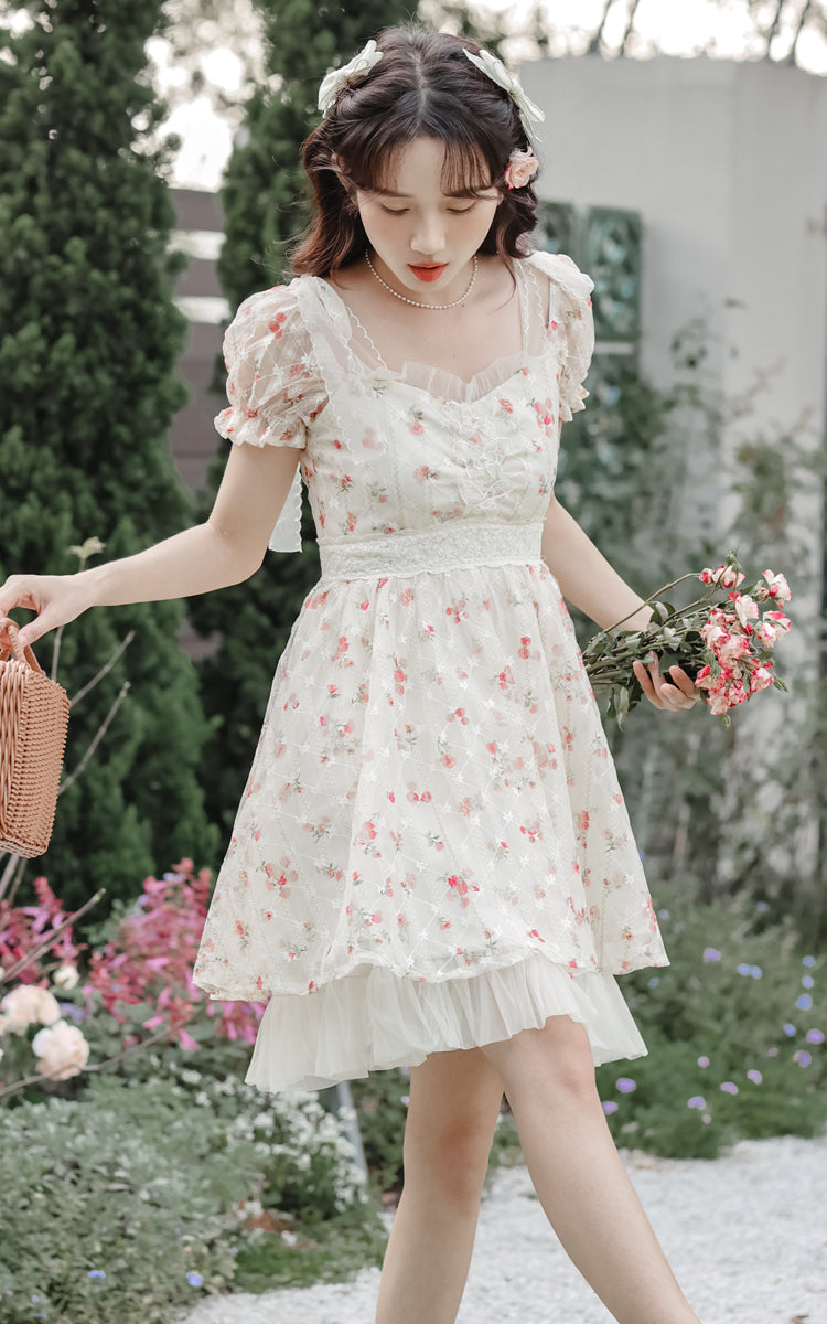 Vestido mini con enagua de rosas delicadas