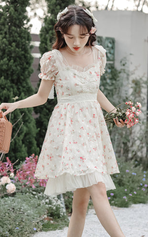 Vestido mini con enagua de rosas delicadas