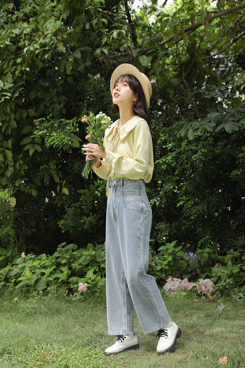 Jeans mit Blumenrankenstickerei