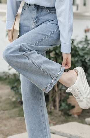 Jeans mit Blumenstickerei am Saum