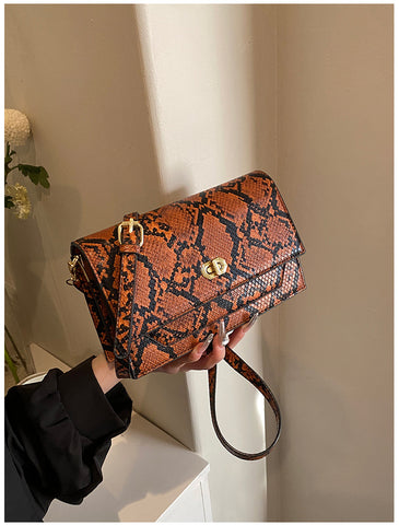 Bolso con estampado de serpiente