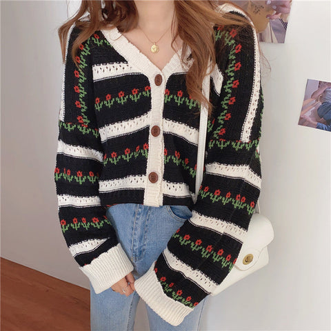 Strickjacke mit Blumenstreifen