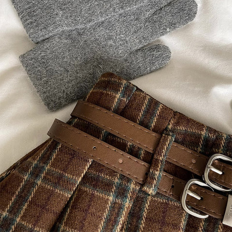 Muskatnussfarbener Mini-Faltenrock mit Karomuster