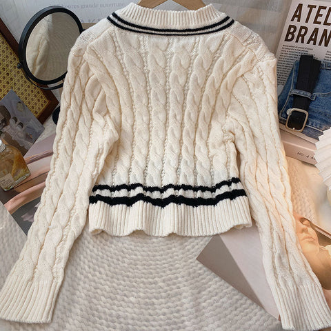 Varsity-Pullover mit Zopfmuster und V-Ausschnitt