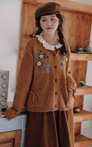 Omas herbstliche Strickjacke mit Blumenstickerei