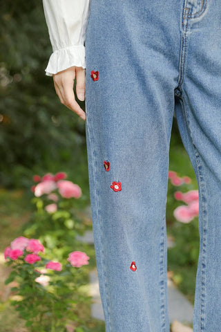 Jeans mit aufgestickten Gänseblümchen