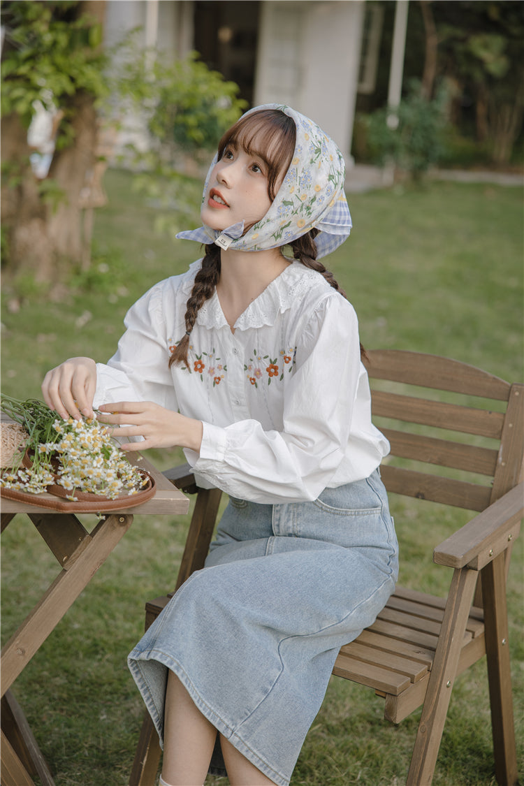 Blusa bordada con flores caídas