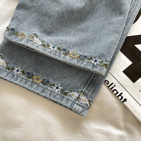 Jeans mit Blumenstickerei am Saum