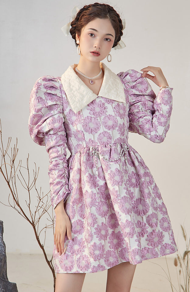 Vestido de jacquard con margaritas y mangas abullonadas