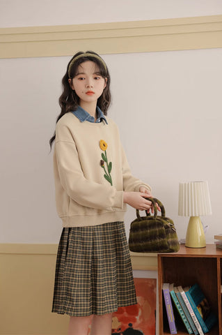 Sudadera con pompones y flores silvestres