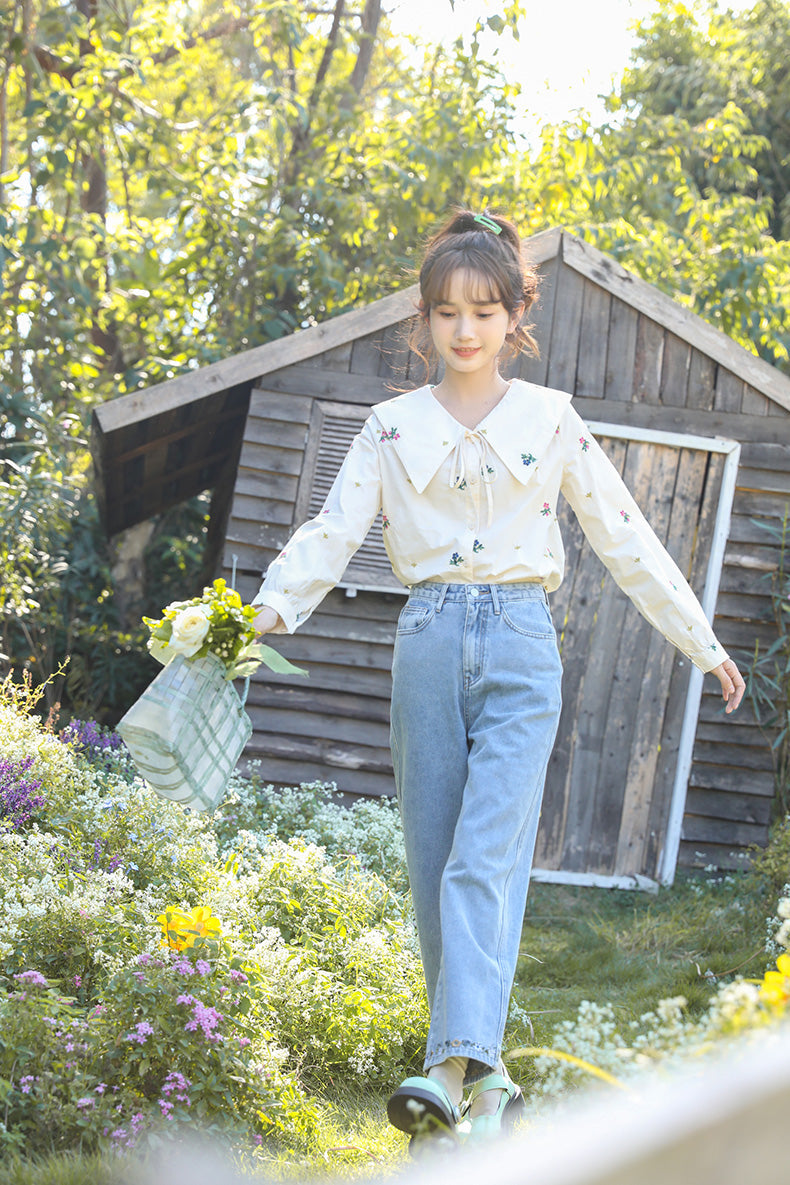 Jeans mit Blumenstickerei am Saum