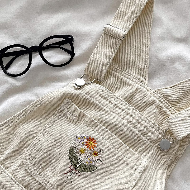 Kurzer Overall mit Blumenstrauß