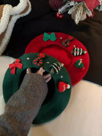 Boina con amuletos navideños