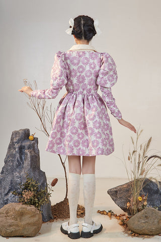 Vestido de jacquard con margaritas y mangas abullonadas