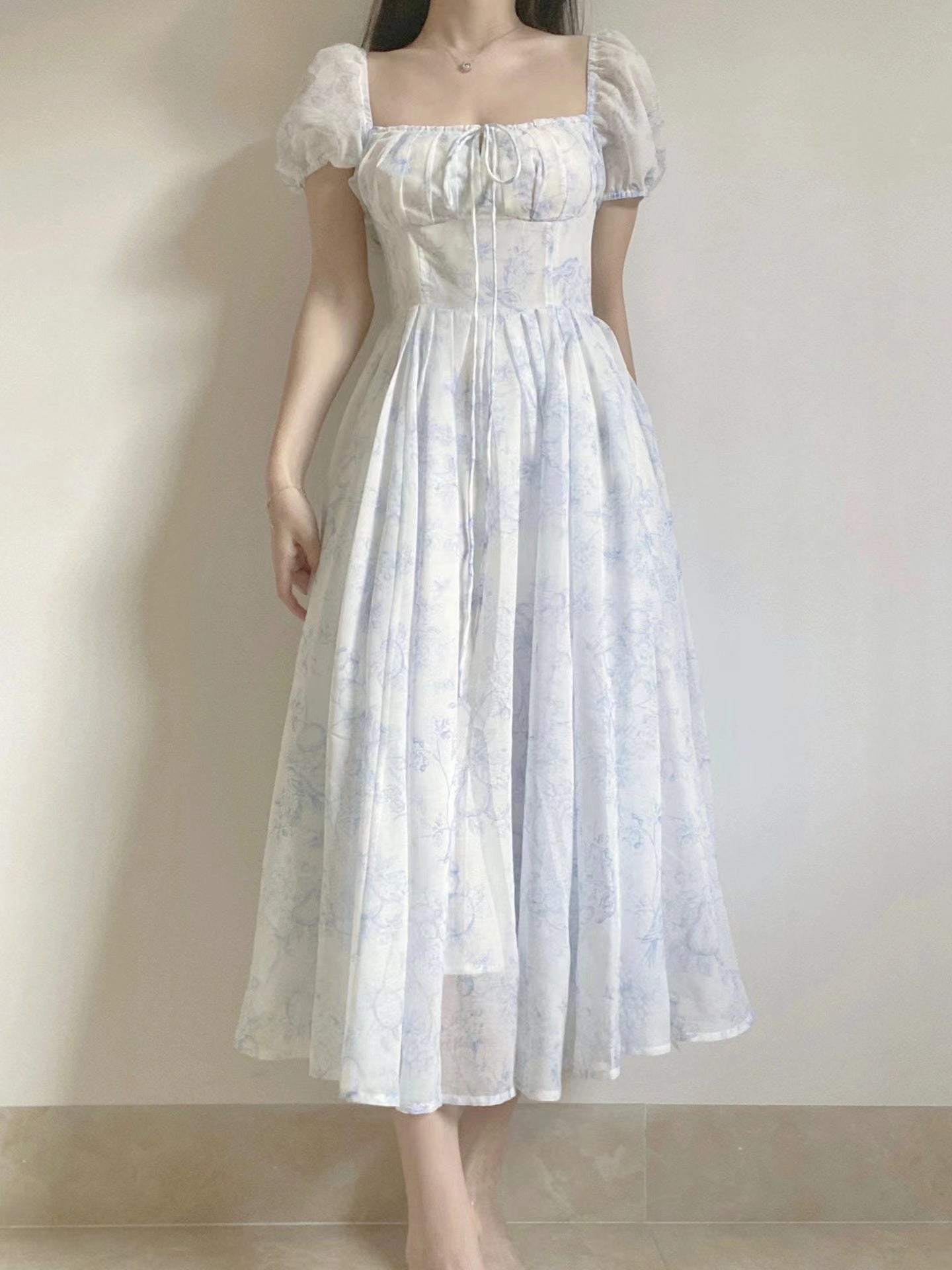 Vestido midi con diseño de boceto de porcelana