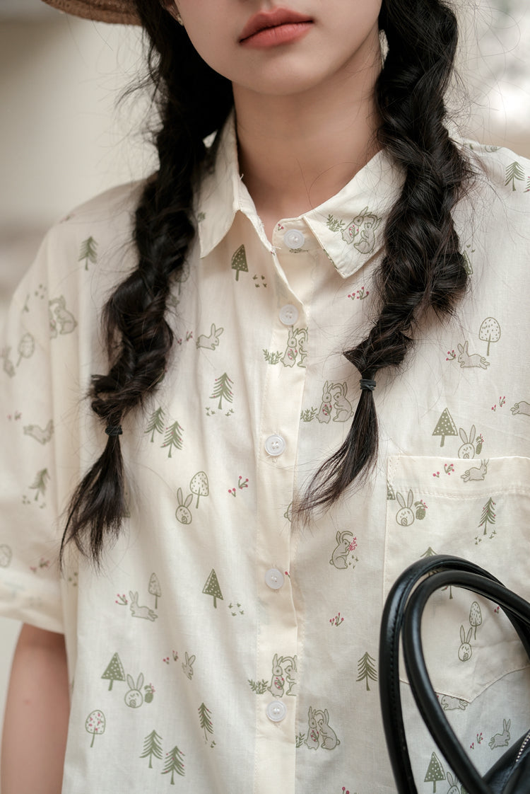 Camisa abotonada con diseño de conejito del bosque para novio