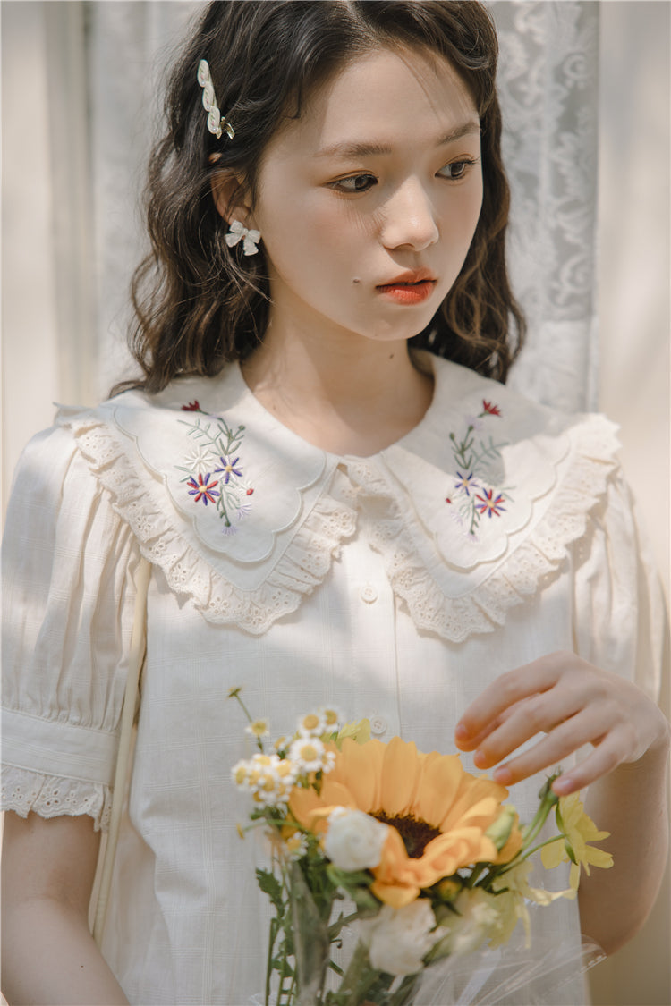 Blusa bordada con flores silvestres