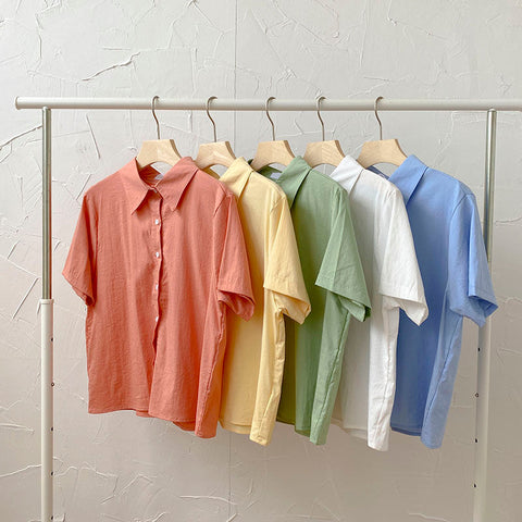 Camisa con botones de caramelo