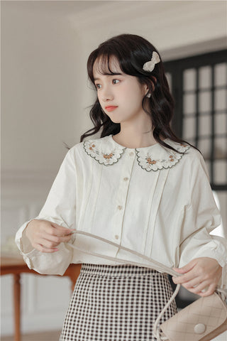 Scallop Floral Embroidered Collar Blouse